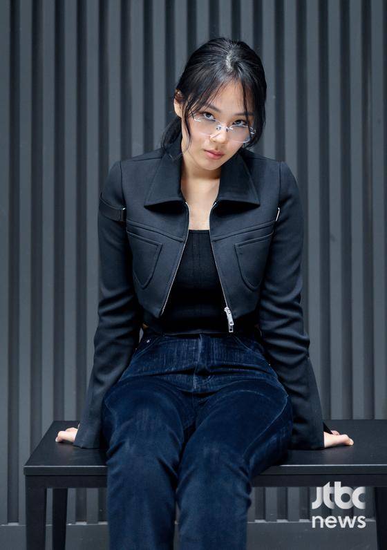 '제60회 백상예술대상'에서 영화 부문 여자 신인 연기상을 수상한 배우 김형서가 서울 마포구 상암동 JTBC에서 수상 인터뷰를 갖고 포즈를 취하고 있다. 박세완 엔터뉴스팀 기자 park.sewan@jtbc.co.kr (콘텐트비즈니스본부)