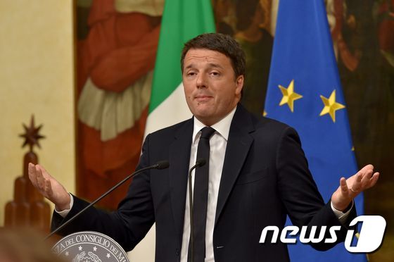 마테오 렌치 이탈리아 총리가 4일 (현지시간) 로마에서 헌법 개정안을 놓고 치러진 이탈리아 국민투표가 부결됨에 따라 취임 2년 9개월 만에 총리직 사퇴를 발표하고 있다. ⓒ AFP=뉴스1 ⓒ News1 우동명 기자