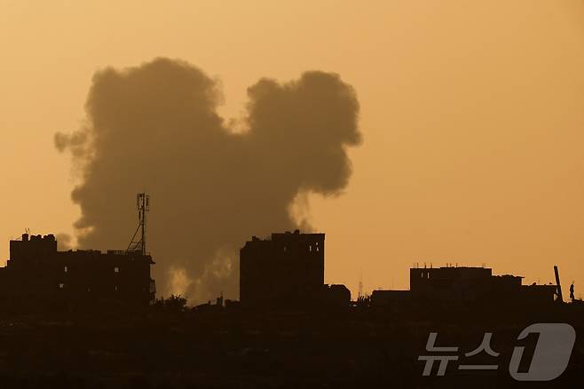 24일 (현지시간) 팔레스타인 무장 정파와 전쟁 중인 이스라엘 군의 공습을 받은 가자 지구에서 폭발로 연기가 솟아 오르고 있다. 2024.06.26 ⓒ 로이터=뉴스1 ⓒ News1 우동명 기자