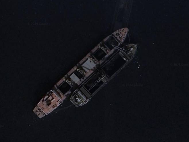 북한 원산 앞바다에서 길이 145m와 100m 선박이 선체를 맞대고 있다. (구글어스 갈무리)