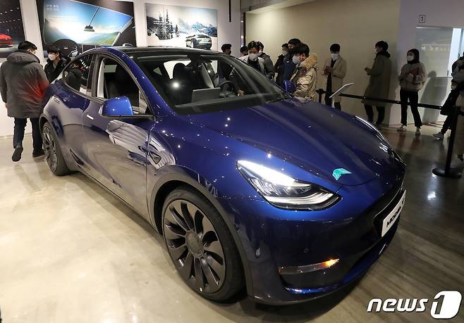 테슬라가 '모델Y'를 국내시장에 최초 공개했다. 테슬라가 새로 출시하는 중형 스포츠유틸리티차량(SUV) 모델Y는 3열 옵션으로 최대 7명이 탑승할 수 있는 차량이다. 2021.1.13/뉴스1 ⓒ News1 김진환 기자
