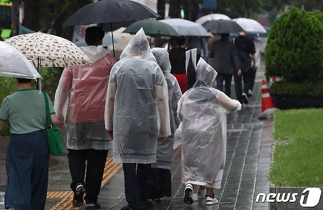 시민들이 우비를 입고 발걸음을 옮기고 있다. (사진은 기사 내용과 무관함) / 뉴스1 ⓒ News1