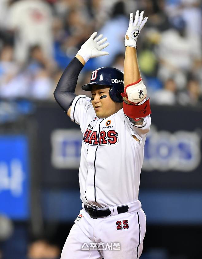 두산 양의지가 3일 잠실구장에서 열린 2024 KBO리그 롯데전에서 8회말 우월 만루포를 터뜨린 후 홈에 들어오고 있다. 사진 | 스포츠서울DB