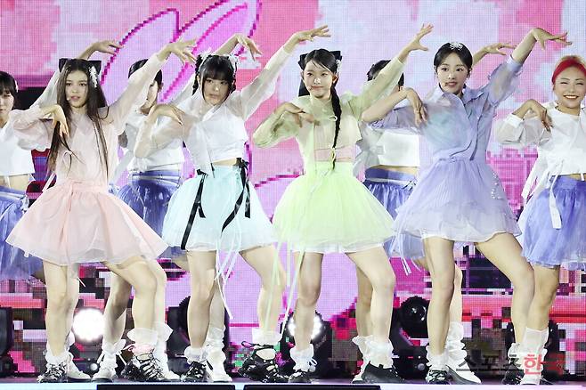 '코리아 온 스테이지' 무대에 오른 그룹 뉴진스. ⓒ이혜영 기자 lhy@hankooki.com