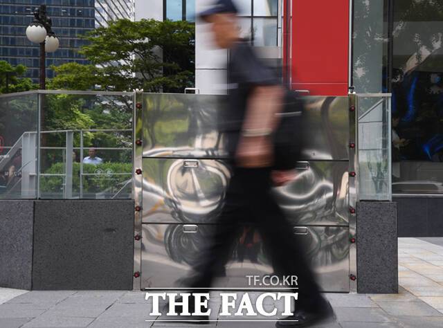 본격적인 장마가 시작된 가운데, 잠시 소강 상태를 보인 3일 오후 서울 서초구 강남역 일대 빌딩 지하계단 출입구에 어린이 키 높이 만한 차수문이 설치돼 있다. /이새롬 기자