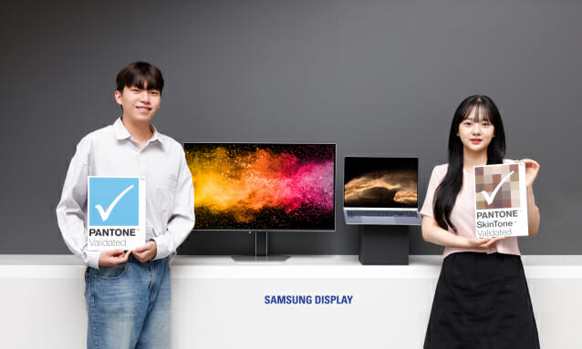 삼성디스플레이 직원들이 모니터 및 노트북용 패널 앞에서 팬톤 인증 로고를 들고 기념 촬영을 하고 있다.(사진=삼성디스플레이)