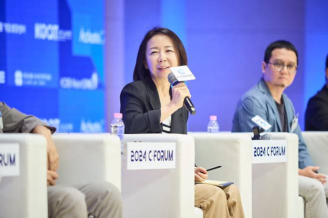 이지애(왼쪽) KB인베스트먼트 상무가 4일 오후 열린 C-포럼에서 SaaS 산업의 성장세에 대해 이야기하고 있다. 오른쪽은 최영현 스쿼드엑스 공동대표. /조선비즈