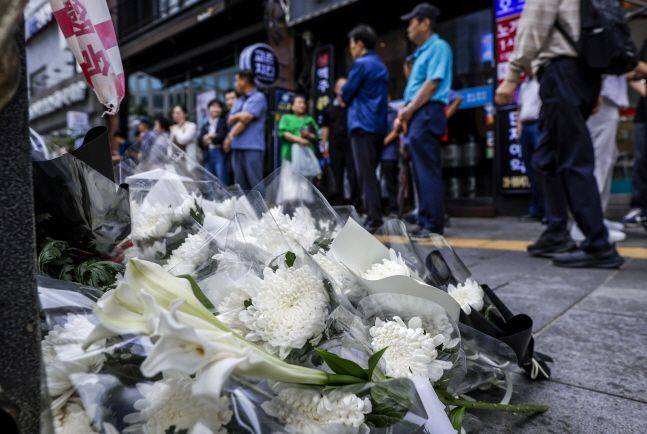 3일 서울 중구 시청역 교차로 인근에서 발생한 차량 인도 돌진 사고 현장에 고인들을 추모하는 국화꽃 등 추모 용품들이 놓여 있다. ⓒ뉴시스