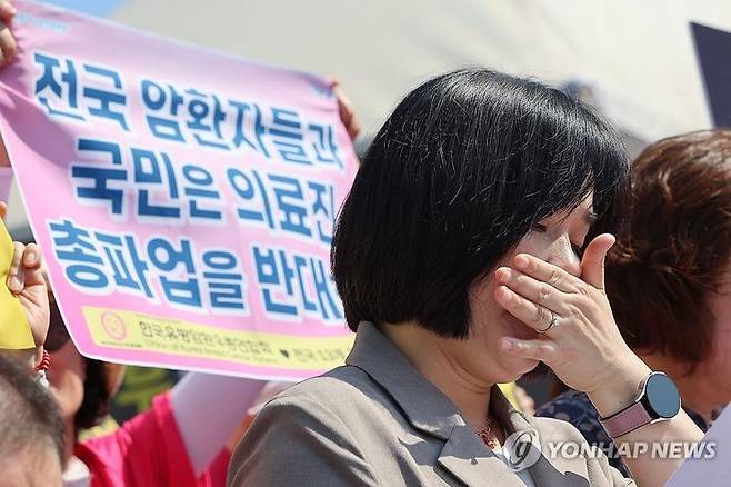 한국환자단체연합회, 중증아토피연합회, 한국희귀·난치성질환연합회, 한국유방암환우총연합회 등 환자 단체 회원들이 6월 13일 오전 서울 영등포구 여의도 국회 앞에서 의료계 집단휴진 철회를 촉구하고 있다. ⓒ연합뉴스