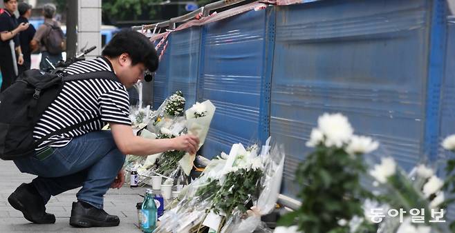 차량 역주행 참사가 벌어진 서울 중구 시청역 먹자골목에서 3일 한 시민이 흰 국화로 희생자를 추모하고 있다. 이한결 기자 always@donga.com