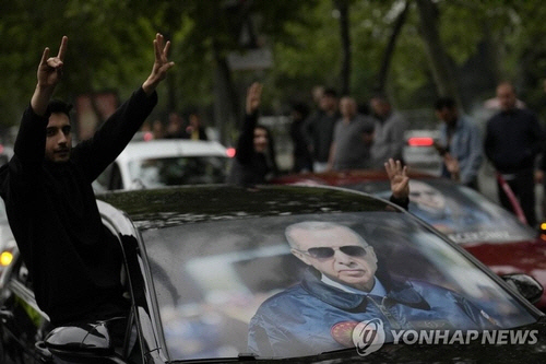 '늑대 경례'로 에르도안 대통령의 재선을 자축하는 지지자들. [AP 연합뉴스 자료사진]