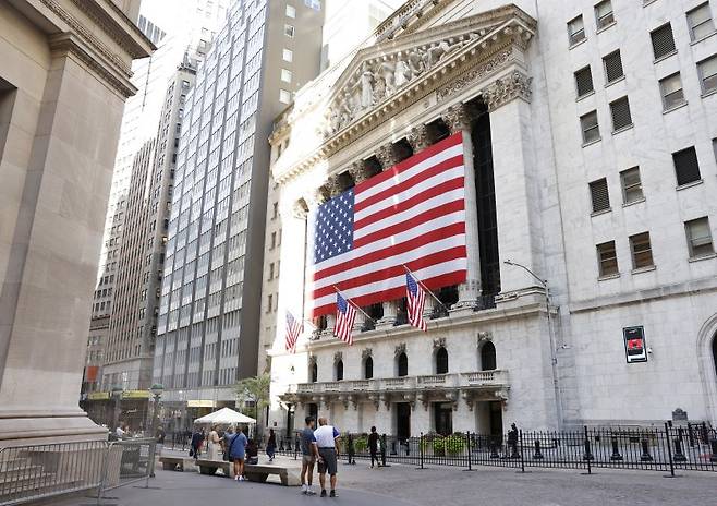 미국 독립기념일을 하루 앞둔 3일(현지시간) 뉴욕 맨해튼 뉴욕증권거래소(NYSE) 앞에 대형 성조기가 걸려 있다. 이날 장이 평소보다 3시간 일찍 마감한 가운데 S&P500과 나스닥 지수는 사상 최고 행진을 이어갔다. UPI 연합