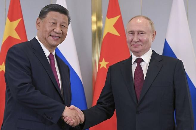 시진핑(왼쪽) 중국 국가주석과 블라디미르 푸틴 러시아 대통령이 3일 오후 상하이협력기구(SCO) 정상회의가 열리는 카자흐스탄 아스타나에서 만나 악수하고 있다. 아스타나/AP 연합뉴스