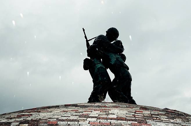 광장에 세워진 형제의 상. 국군인 형이 인민군인 동생을 끌어안고 있다. 이종근 선임기자