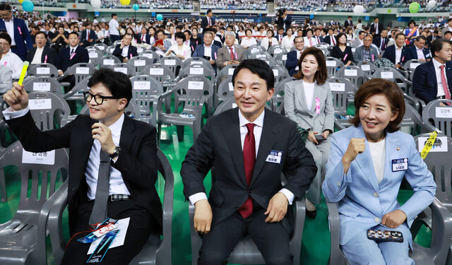 국민의힘 당대표 후보인 한동훈(왼쪽부터), 원희룡, 나경원 후보가 4일 인천 남동체육관에서 열린 한국자유총연맹 창립 제70주년 기념식에 참석해 있다. 연합뉴스