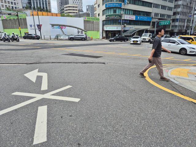 3일 오전 서울 중구 소공동 웨스틴조선호텔 앞 도로에서 바라본 시청역 사거리 방면. 해당 구간에서 좌회전이나 직진은 안 되고 우회전만 가능하다. 김재현 기자