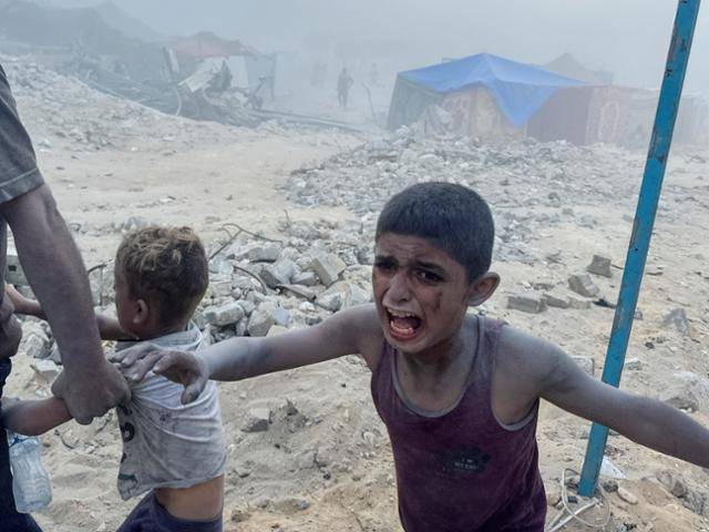 이스라엘군이 가자지구 남부 칸유니스 일대에 대피령을 내린 가운데, 3일 칸유니스의 유엔이 운영하는 난민학교 부근에서 이스라엘군의 공습으로 부상을 당한 어린이들이 울부짖고 있다. 칸유니스=로이터 연합뉴스