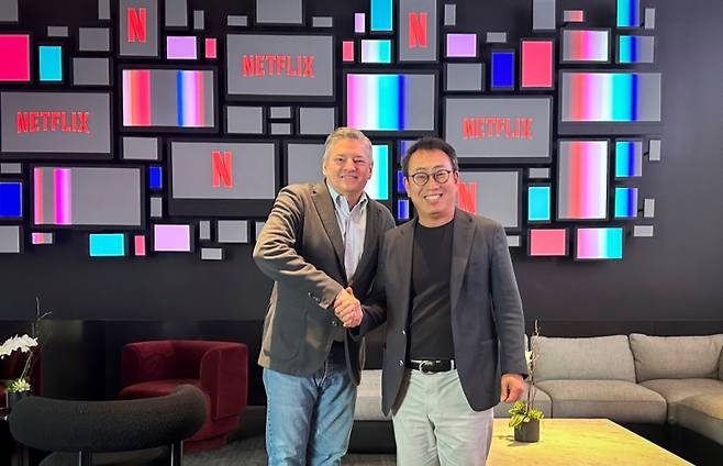 유영상(오른쪽) SK텔레콤 CEO와 테드 서랜도스 넷플릭스 공동 CEO가 지난 5월 미국 LA의 넷플릭스 본사에서 사업 협력을 위한 미팅을 마치고 기념촬영을 하고 있다. SKT 제공