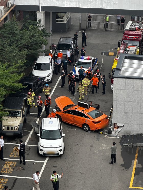 3일 오후 서울 중구 국립중앙의료원 응급실 앞에서 70대 운전자의 택시 돌진 사고가 발생했다. [뉴스1]