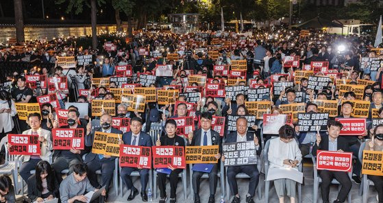 의사들이 5월 30일 서울 중구 덕수궁 대한문 앞에서 대한의사협회가 주최한 ‘대한민국 정부 한국 의료 사망선고’ 촛불집회에 참석해 구호를 외쳤다. 연합뉴스