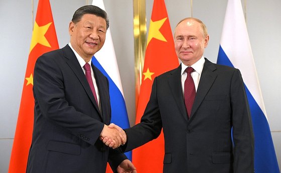 3일(현지시간) 시진핑(習近平, 왼쪽) 중국 국가주석과 블라디미르 푸틴(오른쪽) 러시아 대통령이 카자흐스탄 아스타나에서 회담에 앞서 악수하고 있다. 크렘린궁 홈페이지 캡처