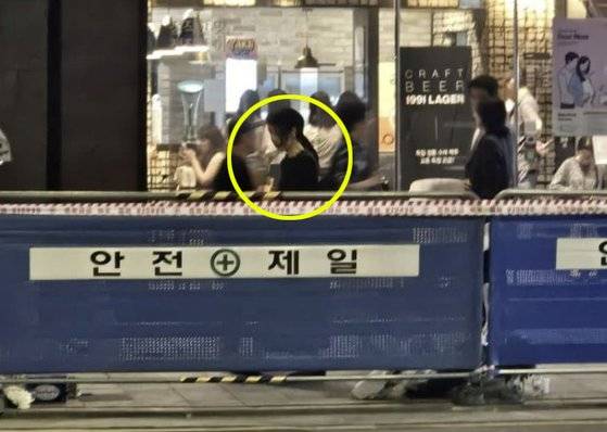 서울 시청역 인근 역주행 사고 현장 찾은 김건희 여사. 사진 온라인 커뮤니티 캡처