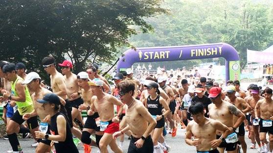 지난해 속리산 알몸 마라톤대회. 사진 보은군