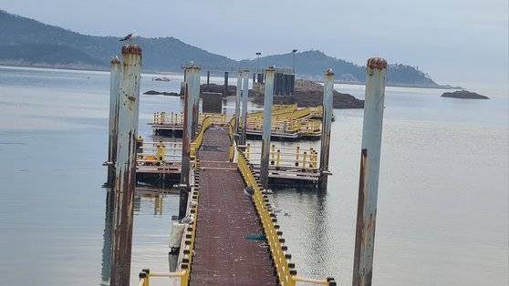 군산시가 32억원을 들여 만든 장자도 해상낚시공원. 구조물 전체가 녹슬고, 갈매기 배설물로 뒤덮여 있다. 사진 독자