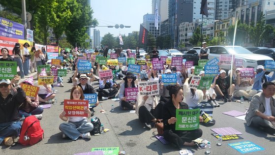 5월 9일 대구 수성구 범어동 대구지방법원 앞에서 전국 문신사 200여 명이 13~14일 열린 눈썹 문신시술 의료법 위반 여부 관련 국민참여재판을 앞두고 무죄 선고를 촉구하는 집회를 열었다. 뉴스1