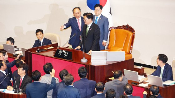 4일 오후 국회에서 열린 본회의에서 우원식 국회의장이 국민의힘 곽규택 의원에게 무제한토론을 종료할 것을 요청하자, 국민의힘 추경호 원내대표를 비롯한 의원들이 항의하고 있다. 연합뉴스