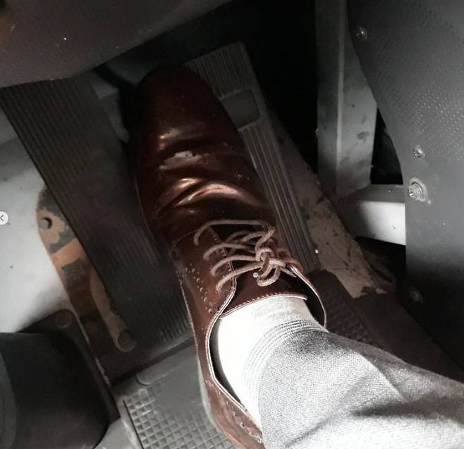 한 버스운전기사가 자신이 찍어 온라인에 게시한 사진. 실제 버스의 브레이크(왼쪽), 가속(오른쪽) 페달로 운전자가 두 페달 위에 발을 올려놨다. 해당 기사는 버스가 사실상 브레이크·가속 페달이 유사한 형태를 갖고 있는데 이 때문에 승용차를 몰던 중 헷갈렸을 수 있다고 주장했다.  /인터넷 커뮤니티 '보배드림' 캡쳐