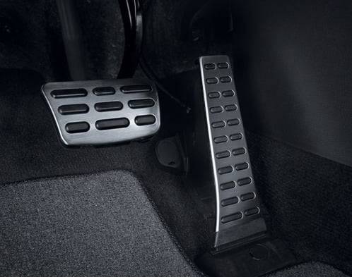 한 온라인 판매사이트에 올라온 제네시스 페달의 모습. 승용차의 경우 브레이크페달(왼쪽)과 가속 페달(오른쪽)이 서로 다르게 생겼다. 하지만 버스의 경우 두 페달이 사실상 똑같이 생겼다. 한 버스 운전자는 "버스가 사실상 브레이크·가속 페달이 유사한 형태를 갖고 있는데 이 때문에 승용차를 몰던 중 헷갈렸을 수 있다"고 주장했다. / 현대모비스순정부품 온라인 판매처 '헬로우카'