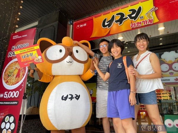 지난 3일 서울 명동에 오픈한 '너구리의 라면가게' 앞에서 활짝 웃어 보이는 대만 국적 관광객들. 사진=김세린 기자