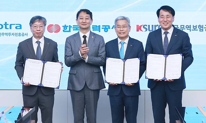 4일 경기 성남시 HD 현대일렉트릭 본사에서 열린 한전·코트라·무역보험공사의 ‘K-그리드 수출협력 양해각서(MOU)’ 체결식 뒤 기념 촬영을 하고 있다. 왼쪽부터 유정열 코트라 사장, 안덕근 산업부 장관, 김동철 한국전력공사 사장, 장영진 한국무역보험공사 사장. 산업부 제공