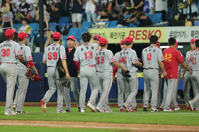 뒷심 발휘 프로야구 KIA 선수들이 지난 3일 대구 삼성전을 승리한 뒤 하이파이브를 하고 있다. KIA 타이거즈 제공