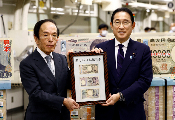 기시다 후미오(오른쪽) 일본 총리와 우에다 가즈오 일본은행 총재가 지난 3일 일본 도쿄 일본은행 본점에서 새로 발행한 1만엔·5000엔·1000엔 권 지폐를 소개하고 있다. 로이터연합뉴스