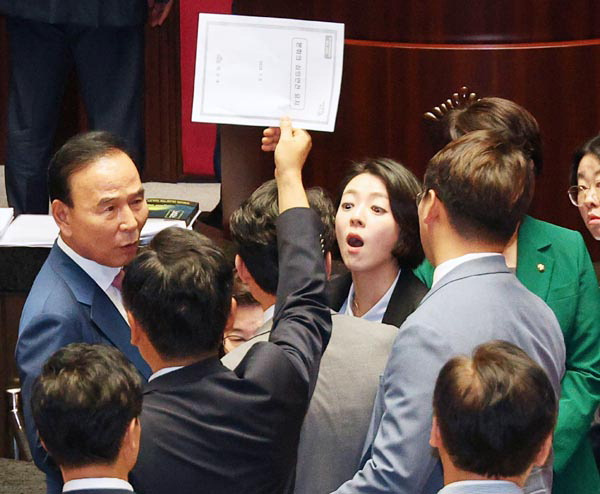 4일 오후 국회에서 열린 본회의에서 ‘채상병 특검법’  무제한토론 종결 동의의 건이 상정되자, 국민의힘 배현진 의원과 더불어민주당 정청래 의원이 말다툼을 하고 있다. 연합뉴스