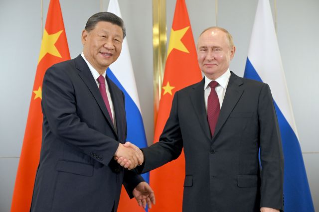 시진핑 중국 국가주석과 블라디미르 푸틴 러시아 대통령이 3일(현지시간) 카자흐스탄 아스타나에서 열린 상하이협력기구(SCO) 정상회의에서 만나 악수하고 있다. 타스연합뉴스