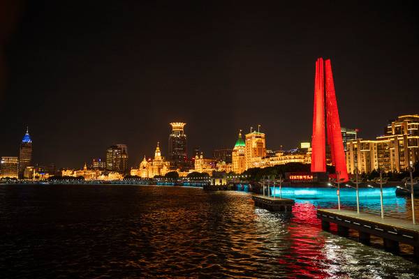 와이탄의 화려한 야경.