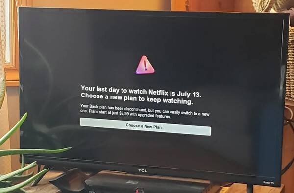 ▲해외 온라인 커뮤니티 레딧에 올라온 넷플릭스의 베이직 요금제 완전 폐지 안내. 베이직 요금제 가입자에게 7월13일부터 다른 요금제를 이용해야 한다고 고지하고 있다. 사진=레딧 갈무리