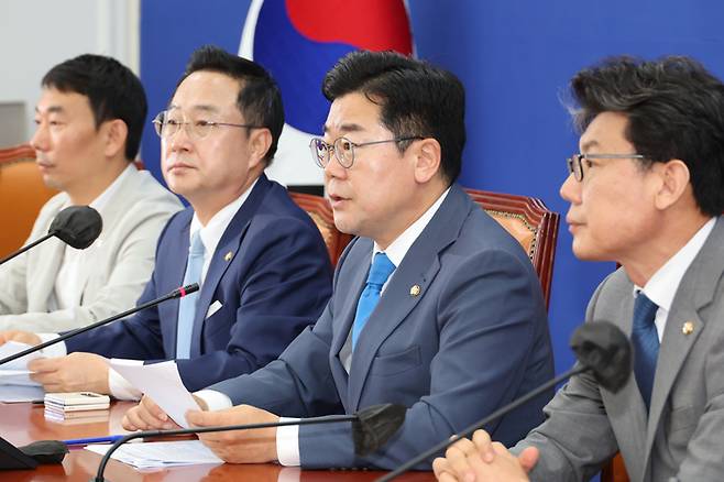 더불어민주당 박찬대 당대표 권한대행 겸 원내대표가 4일 오전 국회에서 열린 정책조정회의에서 발언하고 있다. [사진 출처 = 연합뉴스]