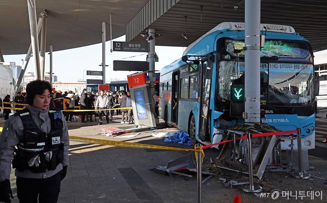 지난해 12월22일 오후 경기도 수원시 수원역 2층 버스 환승센터에서 시내버스가 시민 다수를 쳐 1명이 숨지고 11명이 부상을 입었다./사진=뉴시스