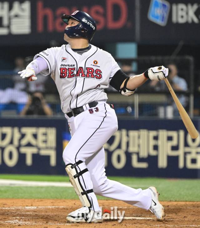 2024년 7월 3일 서울 잠실야구장에서 '2024 신한 SOL Bank KBO리그' 롯데 자이언츠와 두산 베어스의 경기가 열렸다. 두산 양석환이 5회말 1사 만루서 만루홈런을 치고 있다./잠실 = 유진형 기자 zolong@mydaily.co.kr