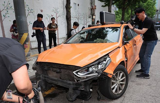 3일 서울 중구 국립중앙의료원에 택시가 돌진하는 사고가 발생했다. 사고 현장인 국립중앙의료원 인근에서 취재진이 견인된 가해 차량을 살피고 있다. [연합]