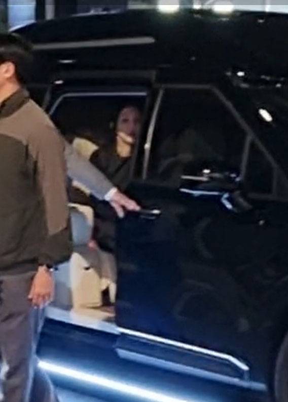 김건희 여사가 지난 3일 밤 서울 시청역 역주행 사고 현장을 찾은 모습. [사진=독자제공]