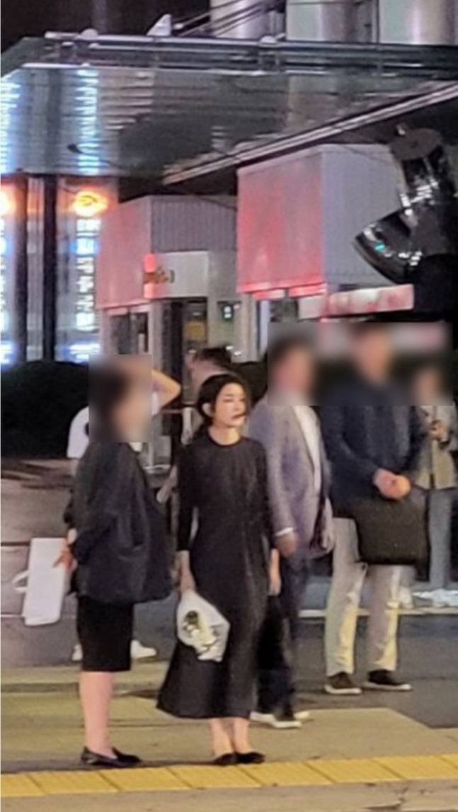 김건희 여사가 3일 밤 늦게 서울 시청역 참사 현장을 찾아 조문했다. 사진은 이를 목격한 시민이 찍어 온라인 커뮤니티에 올린 것.[온라인 커뮤니티]