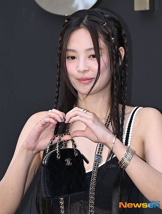 ‘하트 포즈는 너무 수줍게’