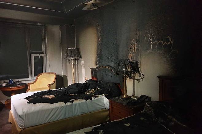 4일 오전 2시 31분쯤 강원 정선군 사북읍 사북리 강원랜드 호텔 14층 객실에서 불이 났다. 강원소방본부 제공