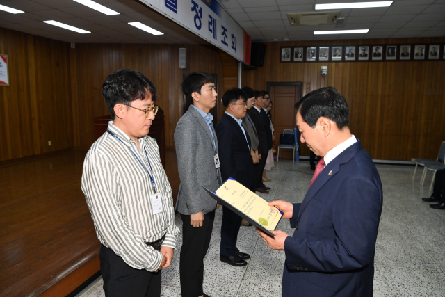 ▲성낙인 경남 창녕군수가 적극행정 우수공무원 시상을 하고 있다.ⓒ창녕군