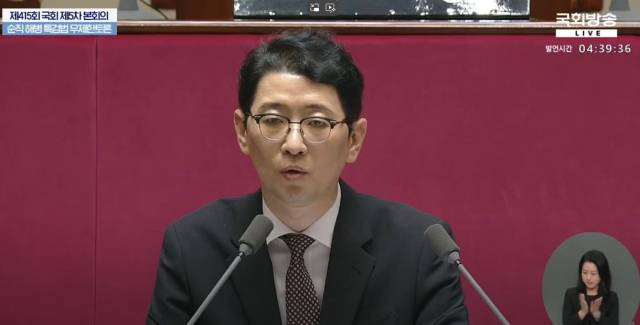 ▲국민의힘 주진우 의원이 4일 새벽 국회 본회의장에서 채 상병 특검법 반대를 위한 필리버스터(무제한 토론)를 진행하고 있다. ⓒ국회방송 생중계 화면 캡처